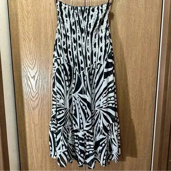 White House Black Market Dresses & Skirts - White House Black Market Women's 8 Black and White Design off Shoulder Casual